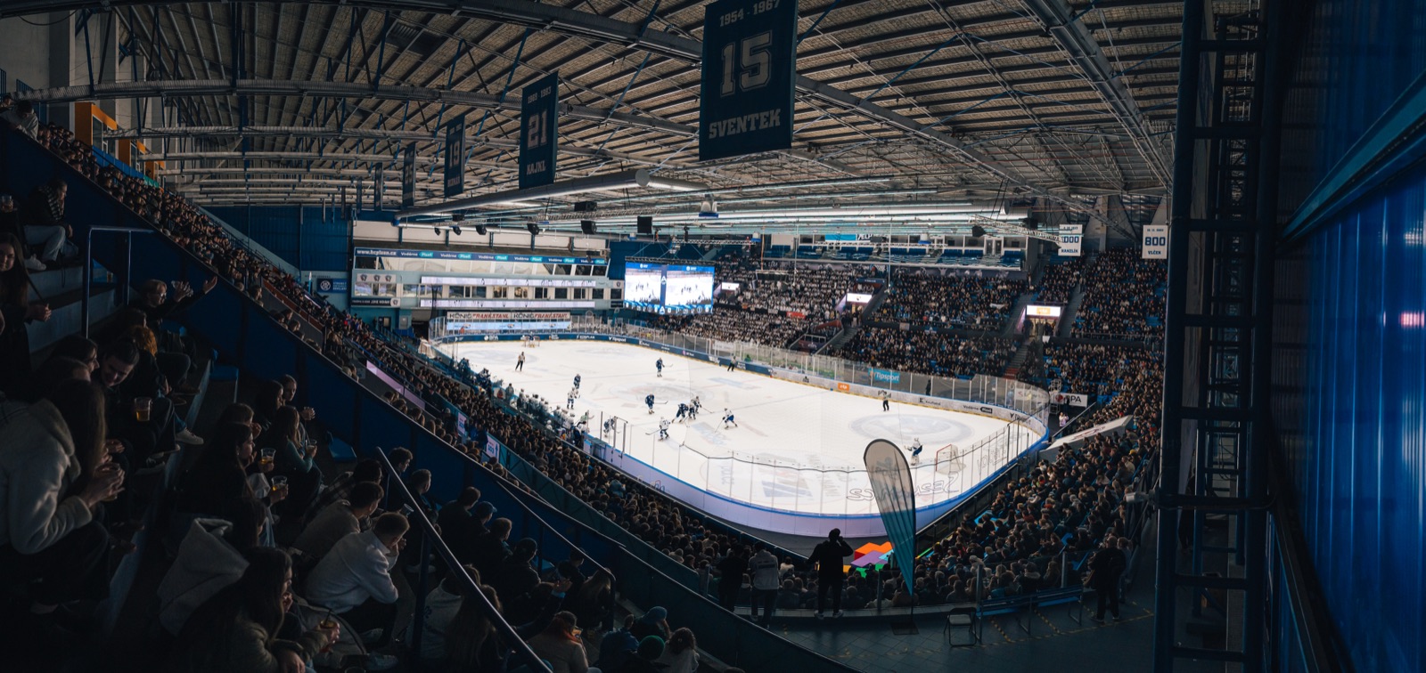 Zaplněné tribuny LogSpeed CZ Areny během Bitvy o Plzeň